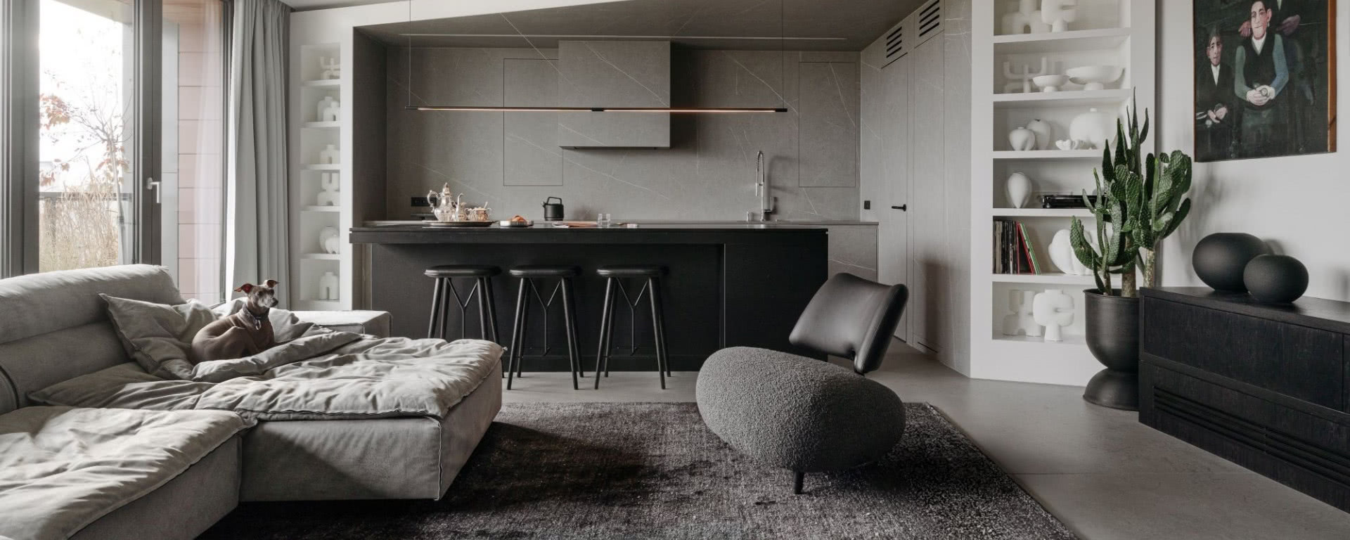 Mieszkanie-galeria w Bydgoszczy. Surowy beton i brutalistyczna szczerość