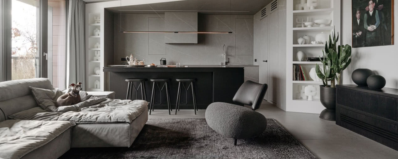 Mieszkanie-galeria w Bydgoszczy. Surowy beton i brutalistyczna szczerość