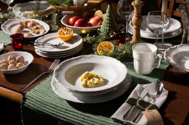 Świąteczny stół pełen tradycji - odkryj, jak klasyczna porcelana tworzy wyjątkową atmosferę!