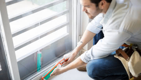 Jak wyciszyć drzwi wejściowe? Sposoby na hałasy dobiegające z korytarza