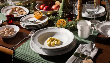 Świąteczny stół pełen tradycji - odkryj, jak klasyczna porcelana tworzy wyjątkową atmosferę!