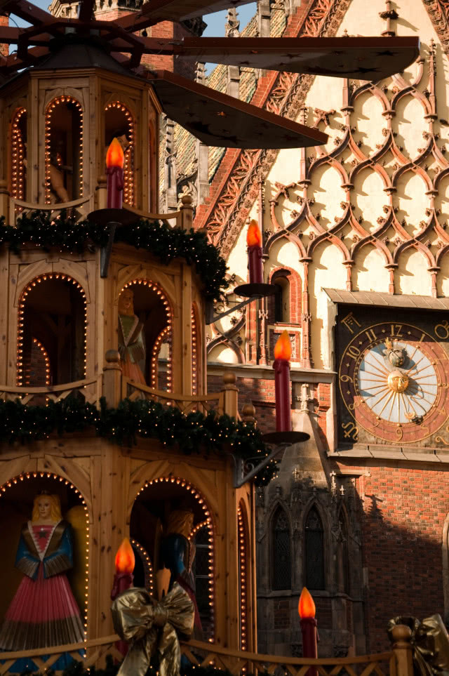 zbliżenie na piramidę, w tle kamienica