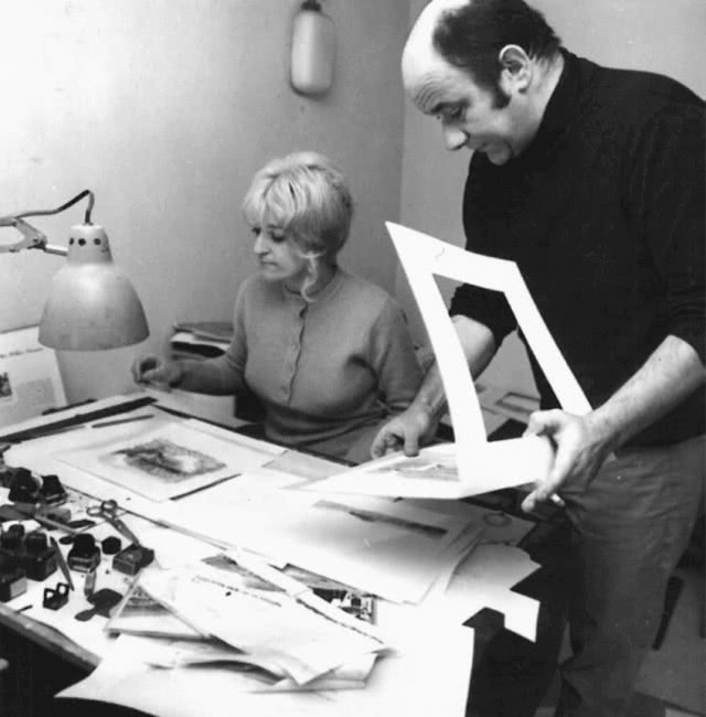 kobieta siedzi, mężczyzna stoi, zdjęcie czarno-biało