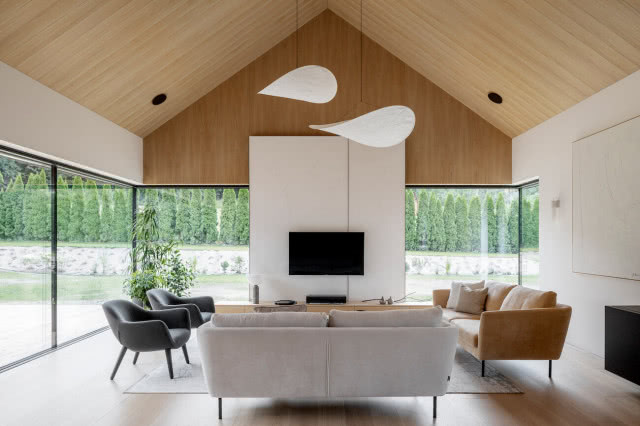 duże przeszklenia w salonie