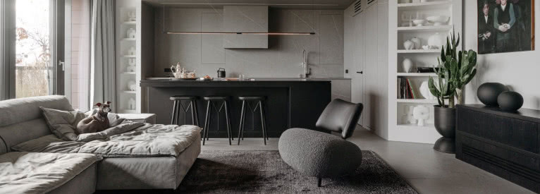 Mieszkanie-galeria w Bydgoszczy. Surowy beton i brutalistyczna szczerość