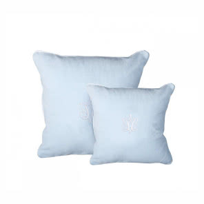 Błękitne poduszki z emblematem, CARAMELLA, od 109 zł