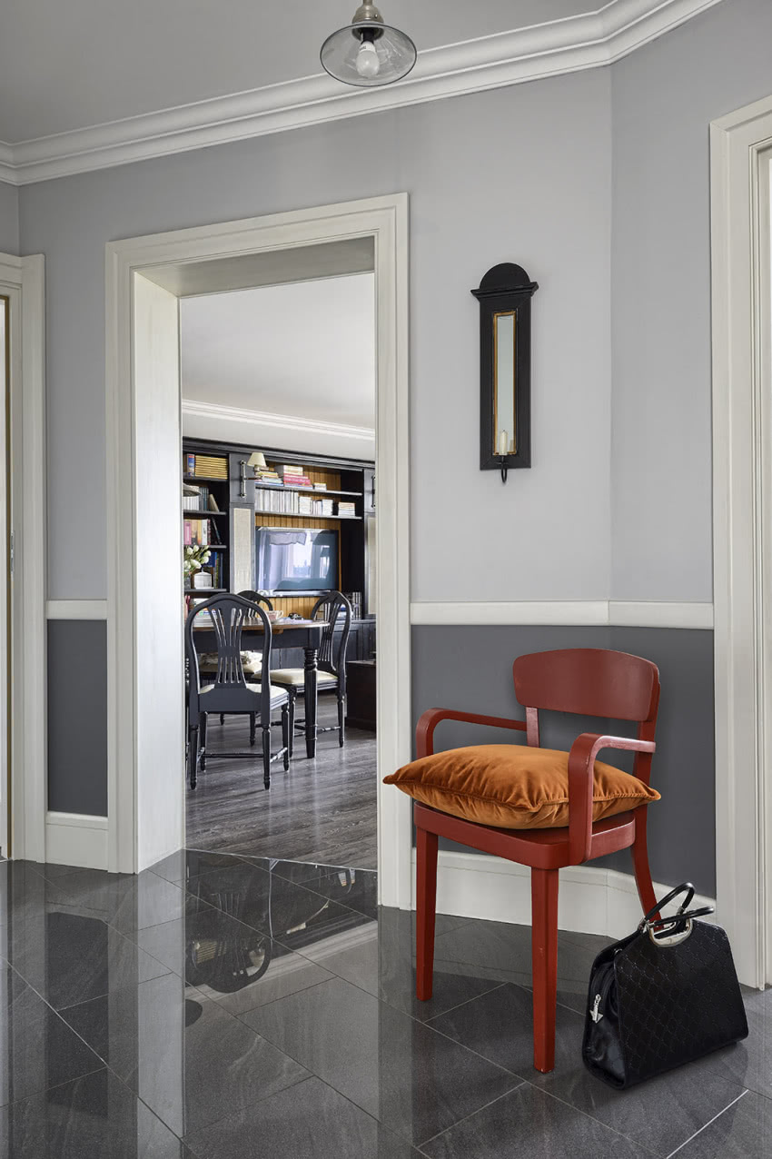 Szerokie białe listwy przy podłodze i suficie...