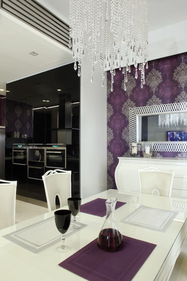 Kryształowa lampa dodaje elegancji temu...