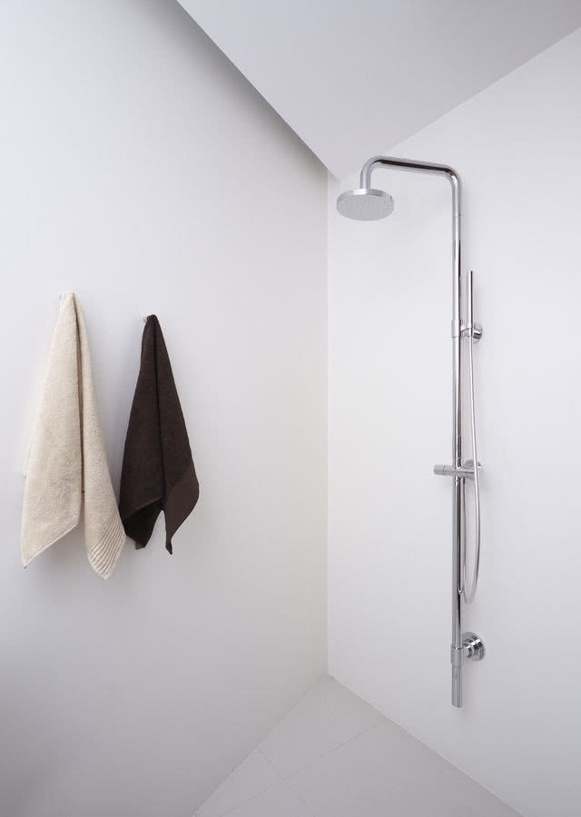 Minimalistyczny prysznic w łazience na piętrze....