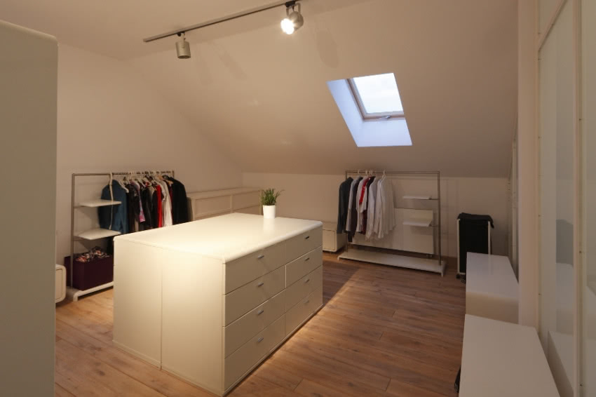 Garderoba. Stojące na środku zestawione plecami...