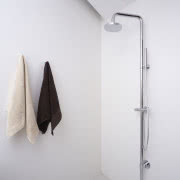 Starannie zaplanowano oświetlenie - ukryte w...