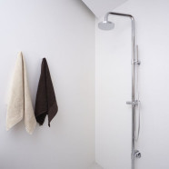 Szklana mozaika i koralowiec - niezwykłe białe ściany w mieszkaniu