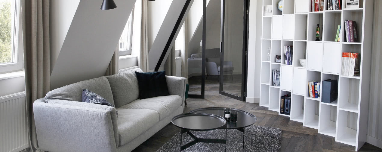 Minimalistyczne wnętrze warszawskiego poddasza