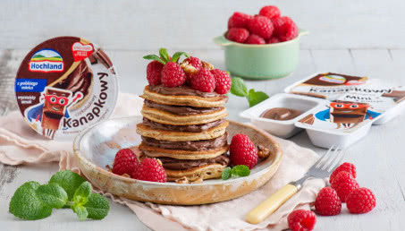 Pankejki owsiane z serkiem i malinami, posypane orzechami