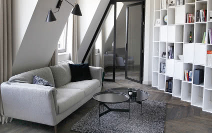 Minimalistyczne wnętrze warszawskiego poddasza