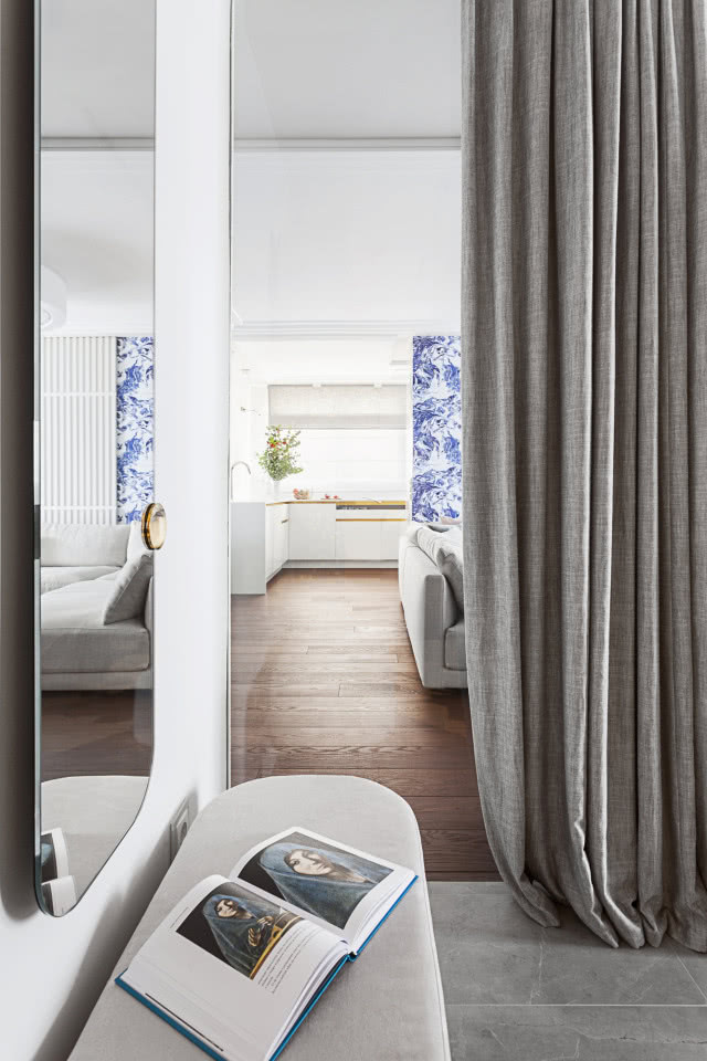 biały salon z niebieską ścianą