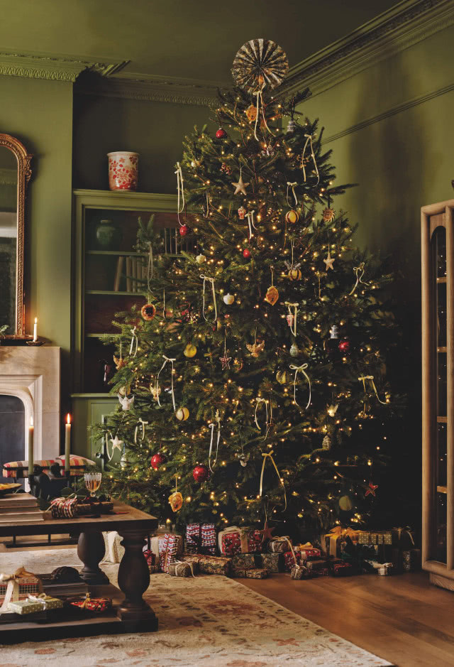 piękna tradycyjna choinka na święta