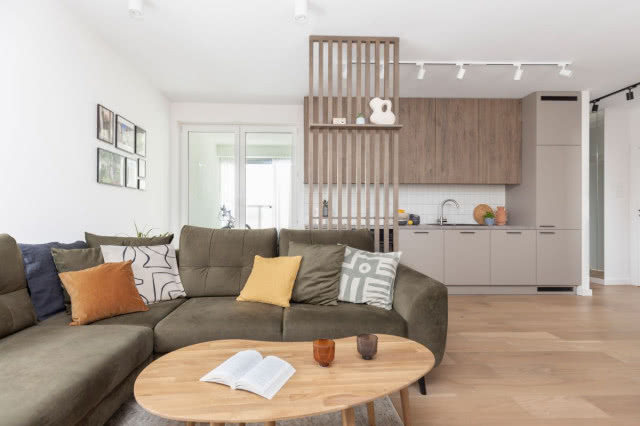 Jasne mieszkanie w bieli i drewnie