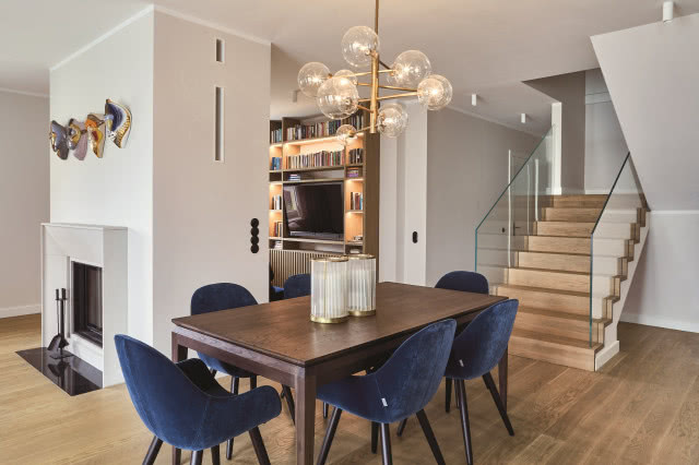 Jadalnia z lampą wiszącą nad stołem