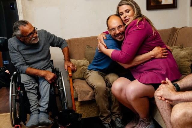 Ela Romanowska z synem pana Zbigniewa Bartkiem, cierpiącym na porażenie mózgowe, Ela obejmuje Bartka