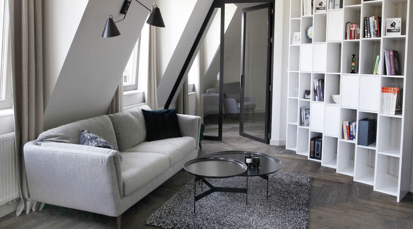 Minimalistyczne wnętrze warszawskiego poddasza