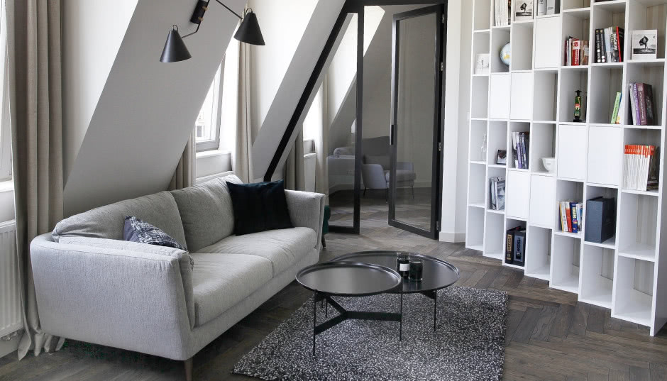 Minimalistyczne wnętrze warszawskiego poddasza