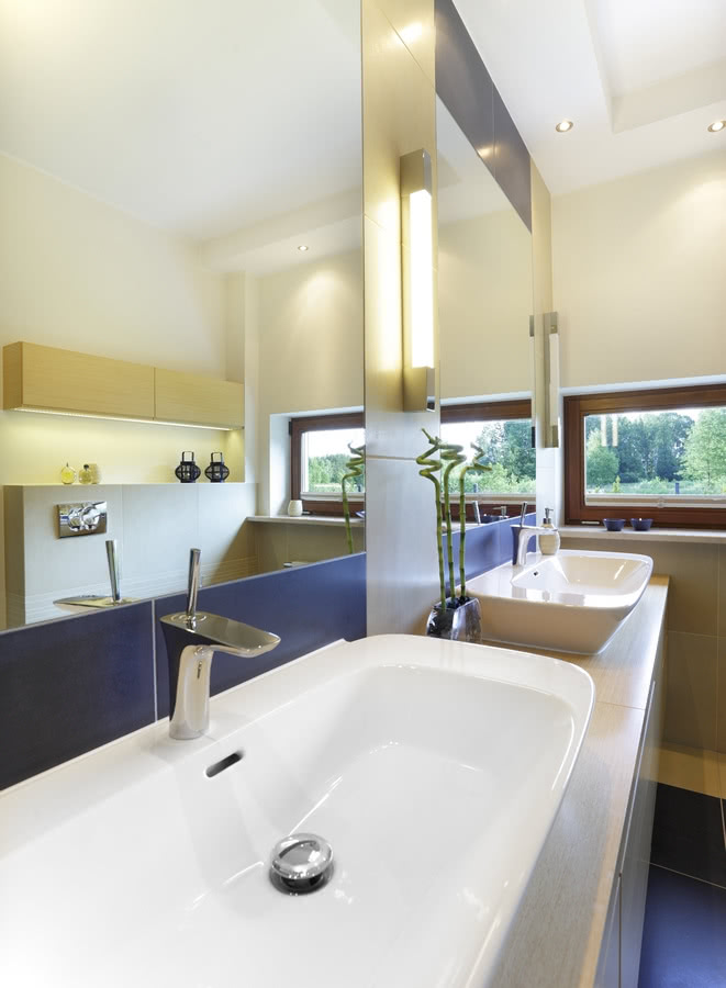 Umywalki w łazience rodziców (Keramag).