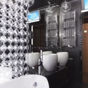 Starannie zaplanowano oświetlenie - ukryte w...