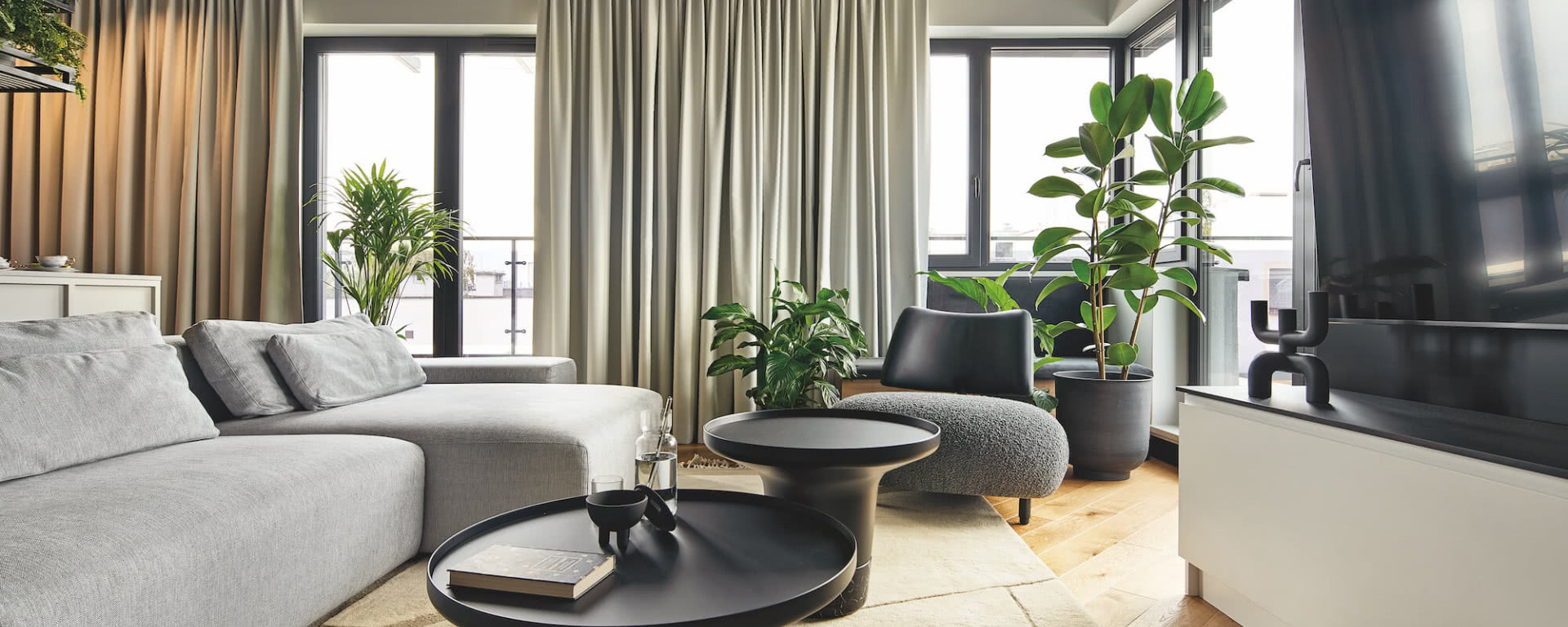 Brazylia w Krakowie. Efektowne mieszkanie z betonowym sufitem