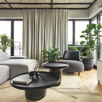 Brazylia w Krakowie. Efektowne mieszkanie z betonowym sufitem