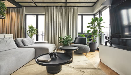 Brazylia w Krakowie. Efektowne mieszkanie z betonowym sufitem