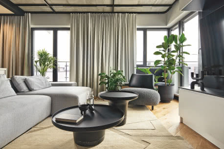 Brazylia w Krakowie. Efektowne mieszkanie z betonowym sufitem