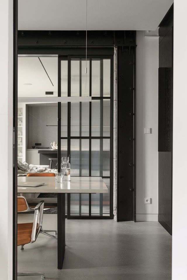 szklane drzwi z czarnymi szprosami