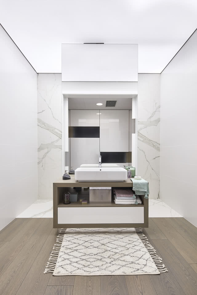 Łazienka z płytkami imitującymi marmur