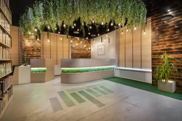 półokrągły pulpit, z sufitu zwiesza się zieleń