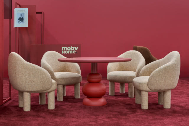 Motiv Home -czerwony stolik i beżowe fotele