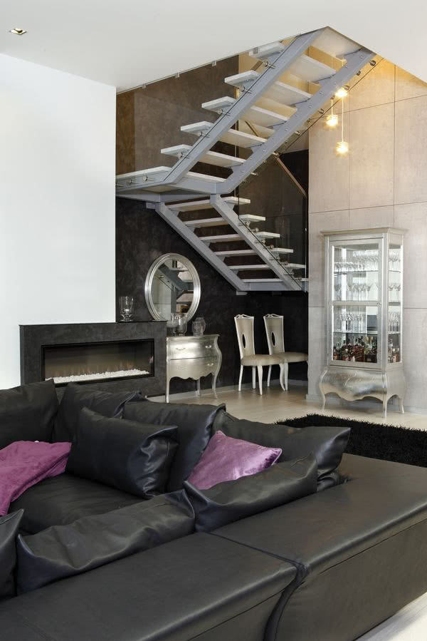 Srebrna "barokowa" witryna i takaż komódka...