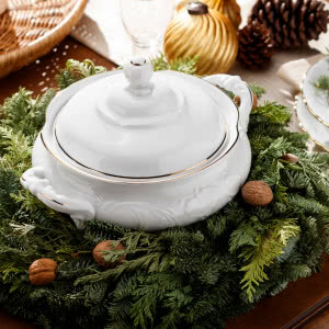 Świąteczny stół pełen tradycji - odkryj, jak klasyczna porcelana tworzy wyjątkową atmosferę!