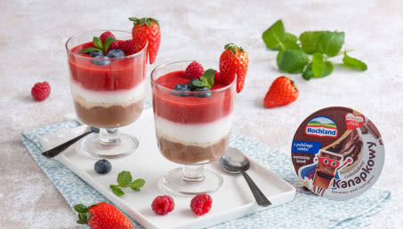 Warstwowy deser czekoladowym z owocami