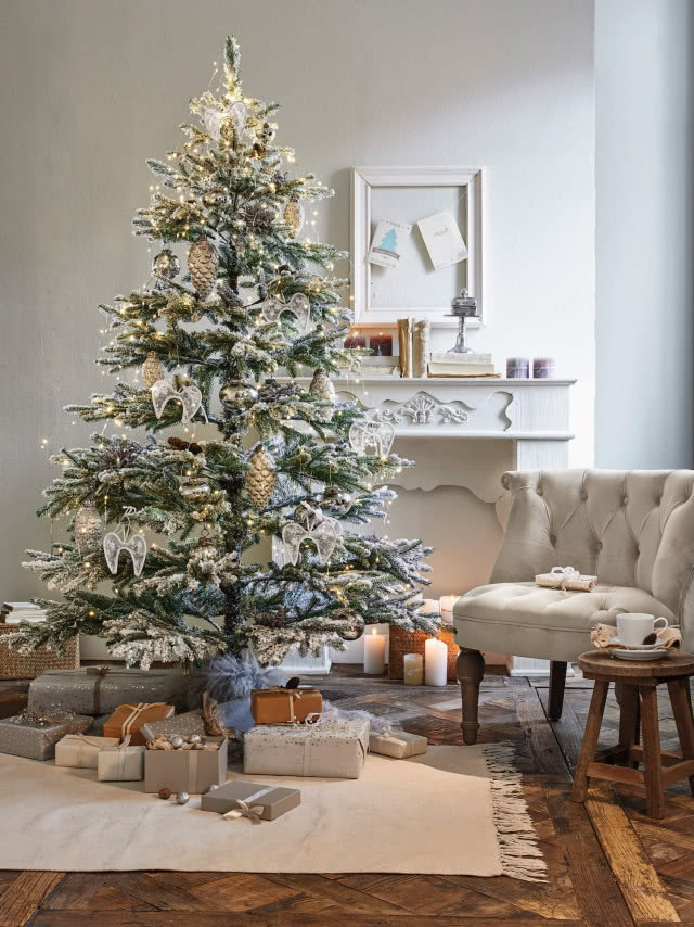 choinka ze sztucznym śniegiem