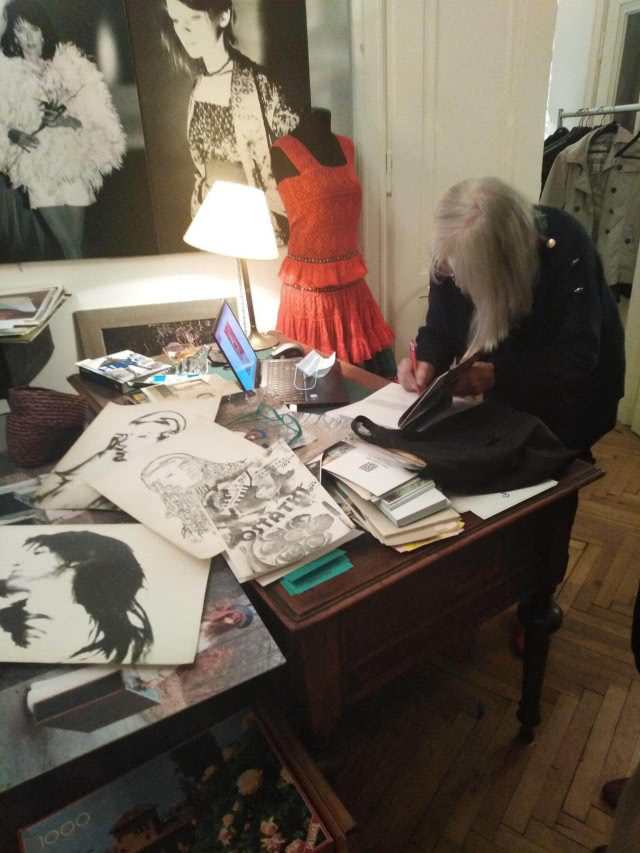 kobieta pochylona nad biurkiem