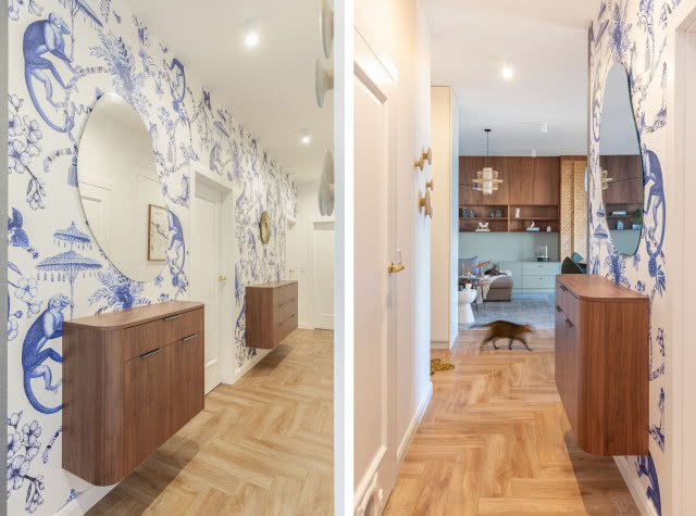 Przedpokój z podłogą z jodełki francuskiej