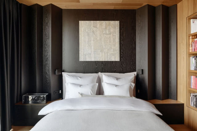 drewniana ściana za łóżkiem w sypialni