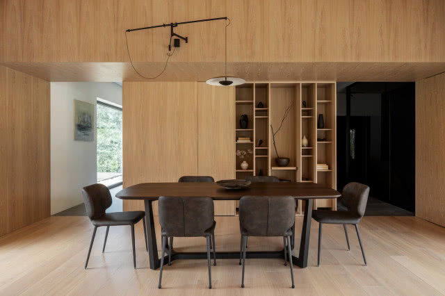 drewniana ściana i zabudowa na wymiar w jadalni