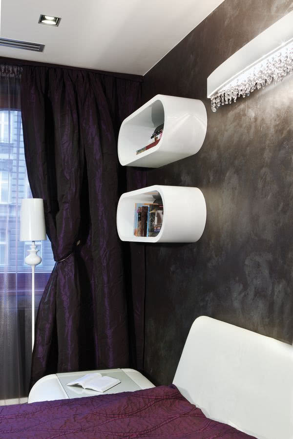 Sypialnia. Niewątpliwą dekoracją są półki o...