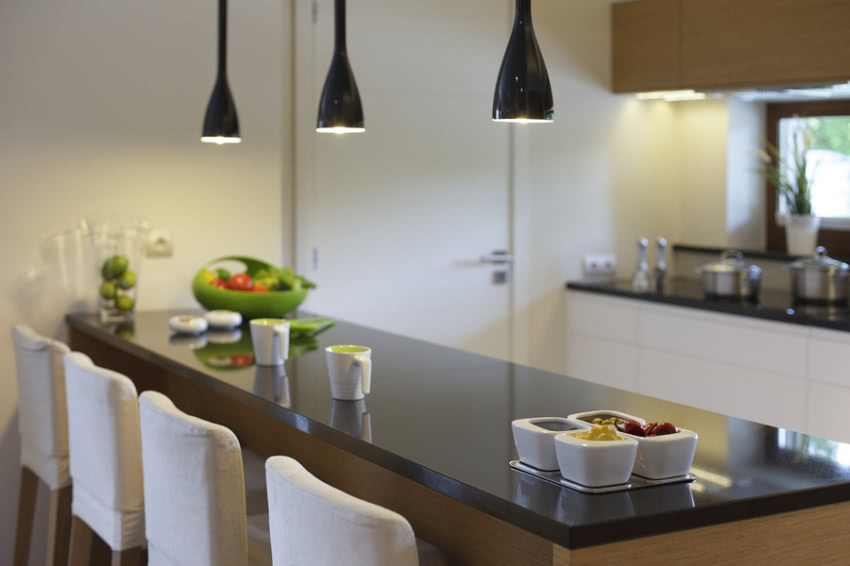 Kuchenna wyspa pełni też rolę baru. To idealne...