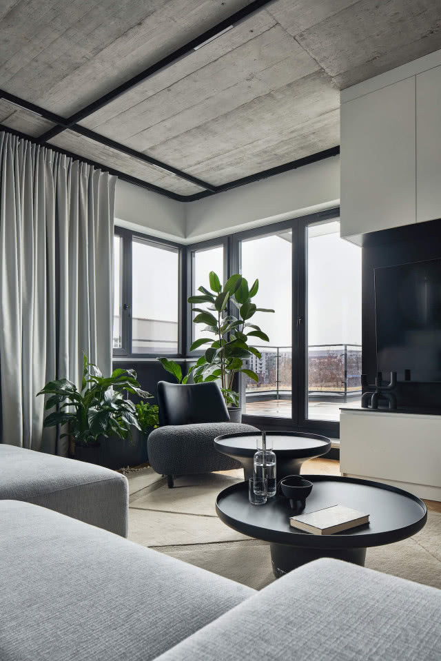 czarne stoliki kawowe w salonie