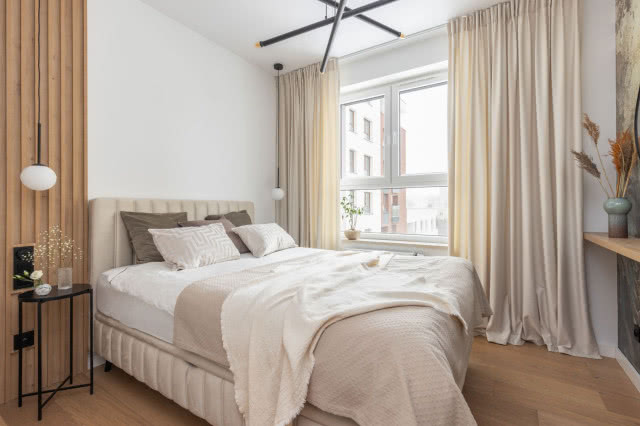 Jasne mieszkanie w bieli i drewnie