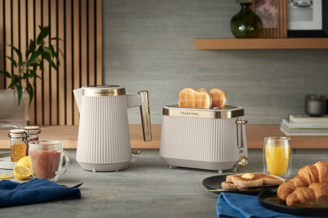 Czajnik i toster razem tworzą zestaw, który nadaje codzienności elegancję i spokój.