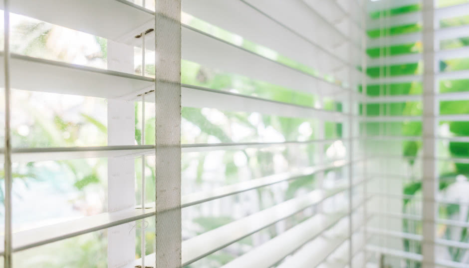 Rolety weneckie - dlaczego warto je wybrać i do jakich wnętrz pasują?